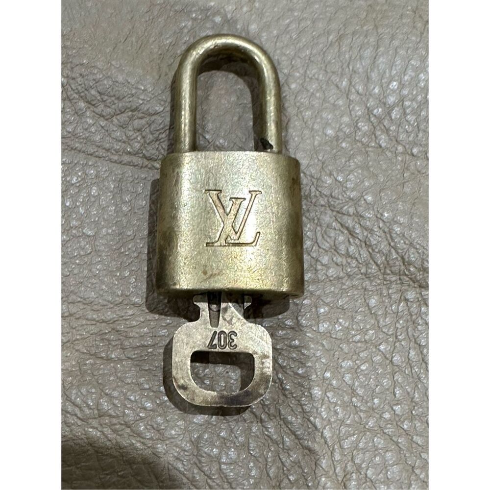 Louis Vuitton Vintage Brass PadLock & Key Lock & Key Authentic #307